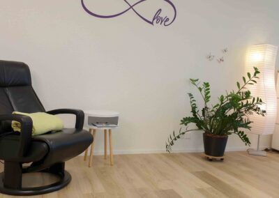 Relaxsessel in der Hypnose-Ecke in der Praxis für ganzheitliche Ernährungsberatung, ernährungs-psychologische Beratung und Hypnosetherapie in Dübendorf, Stettbach.